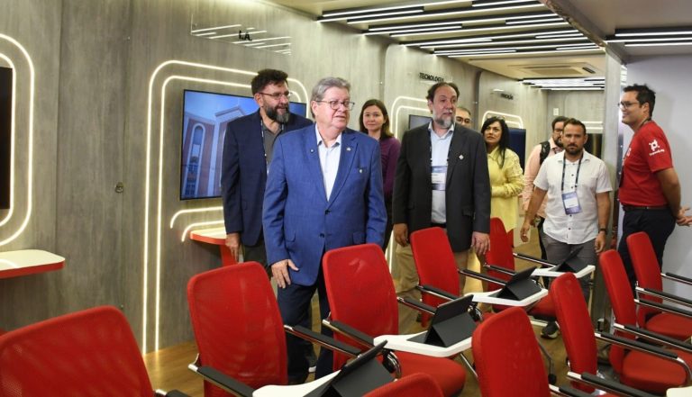 Spotlight Paraíba: João entrega Carreta Tecnológica para levar qualificação digital aos 223 municípios